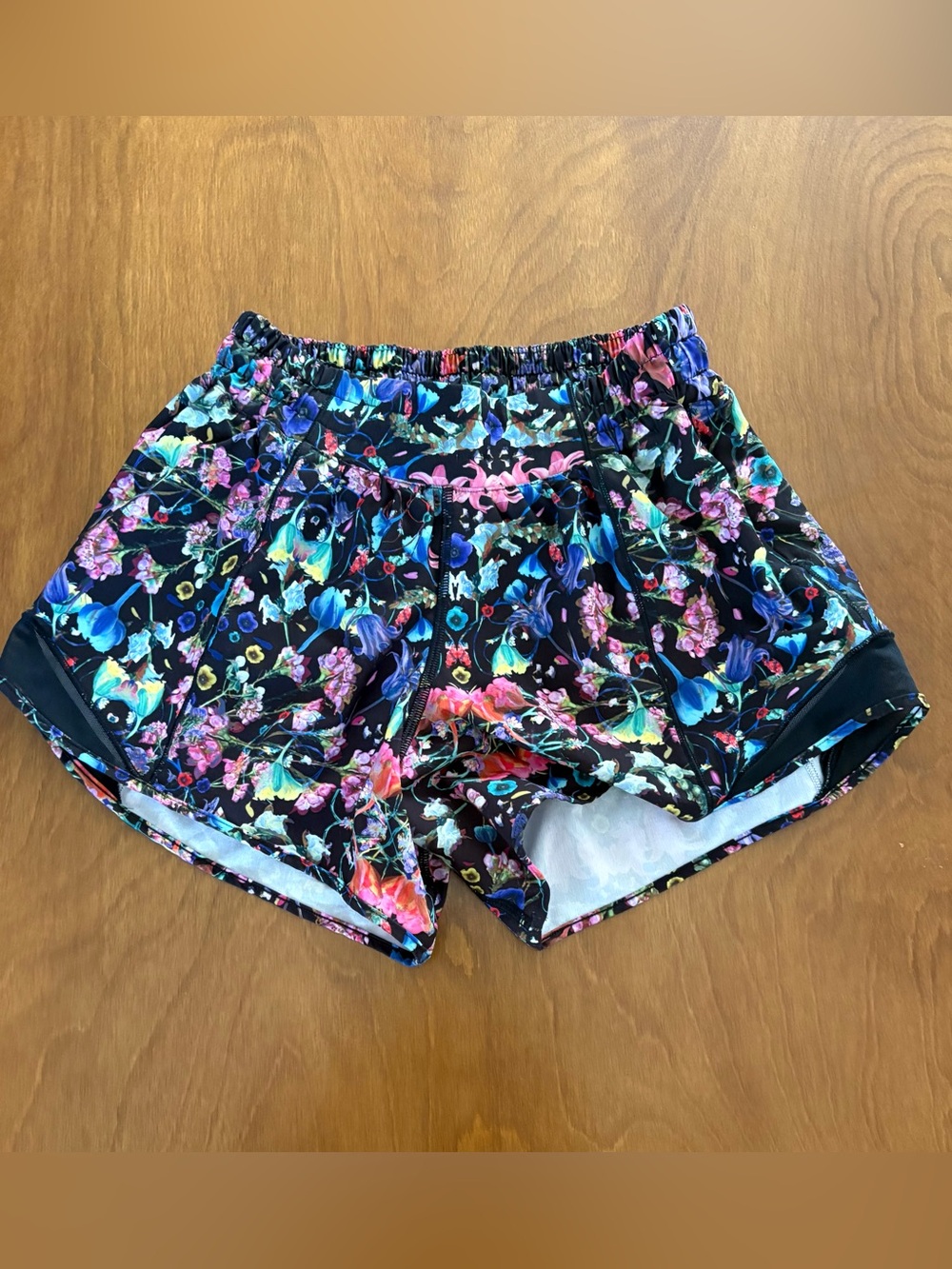 Lululemon Women’s Black Floral Athletic Shorts w/ Built-In Undies Sz 4 NWOT